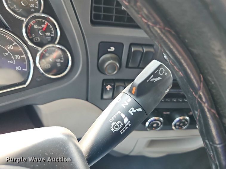 image for item EB8219 2019 Peterbilt 579 semi truck