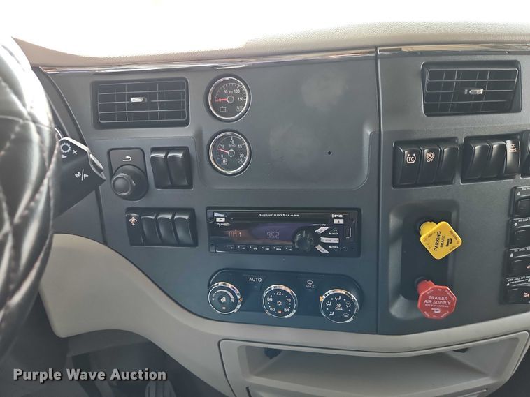 image for item EB8219 2019 Peterbilt 579 semi truck