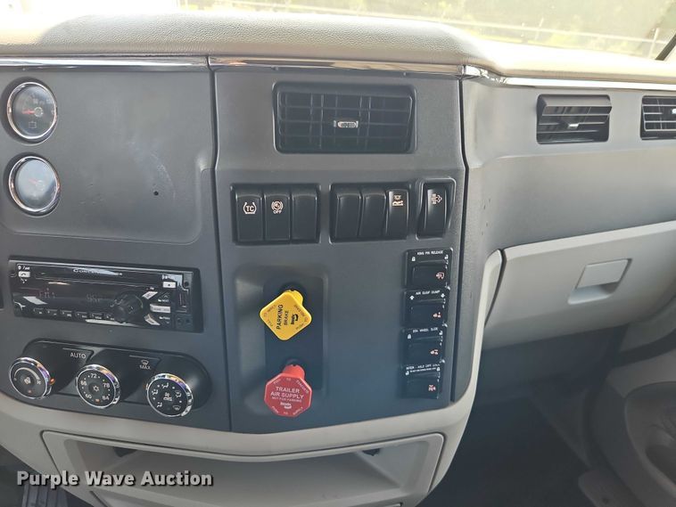 image for item EB8219 2019 Peterbilt 579 semi truck