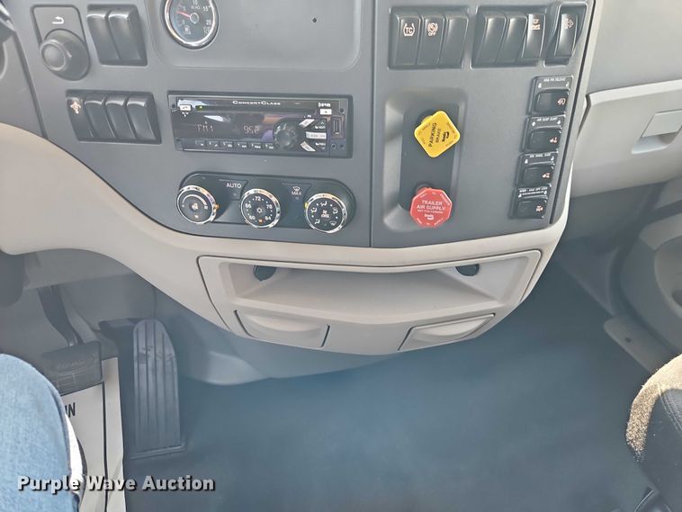 image for item EB8219 2019 Peterbilt 579 semi truck