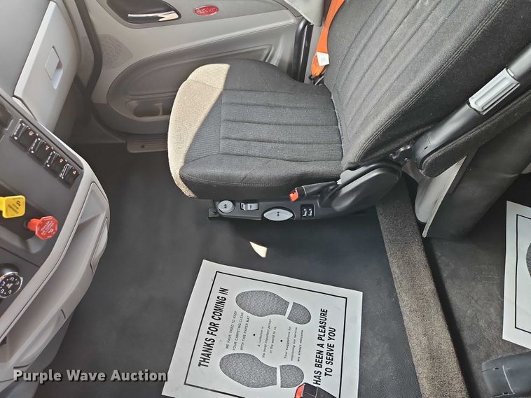 image for item EB8219 2019 Peterbilt 579 semi truck