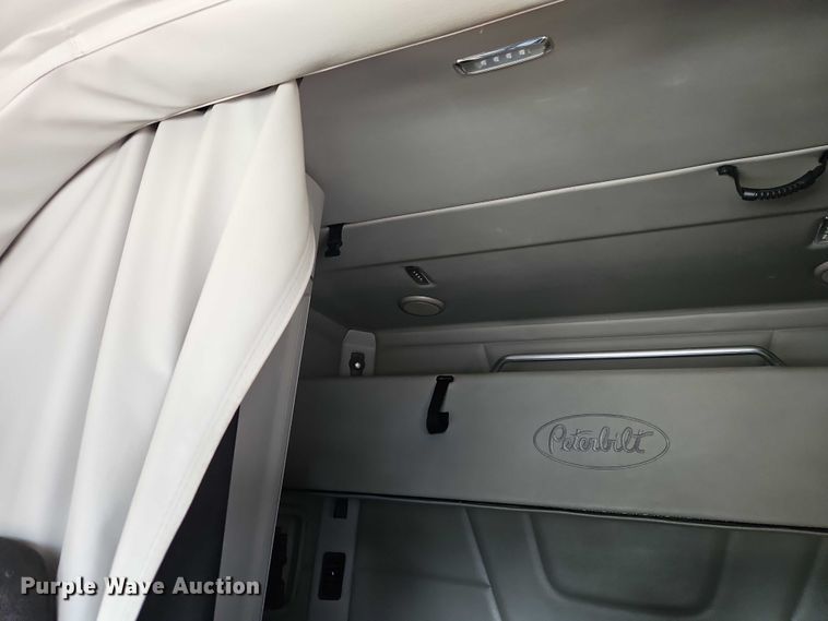 image for item EB8219 2019 Peterbilt 579 semi truck