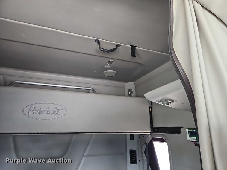 image for item EB8219 2019 Peterbilt 579 semi truck