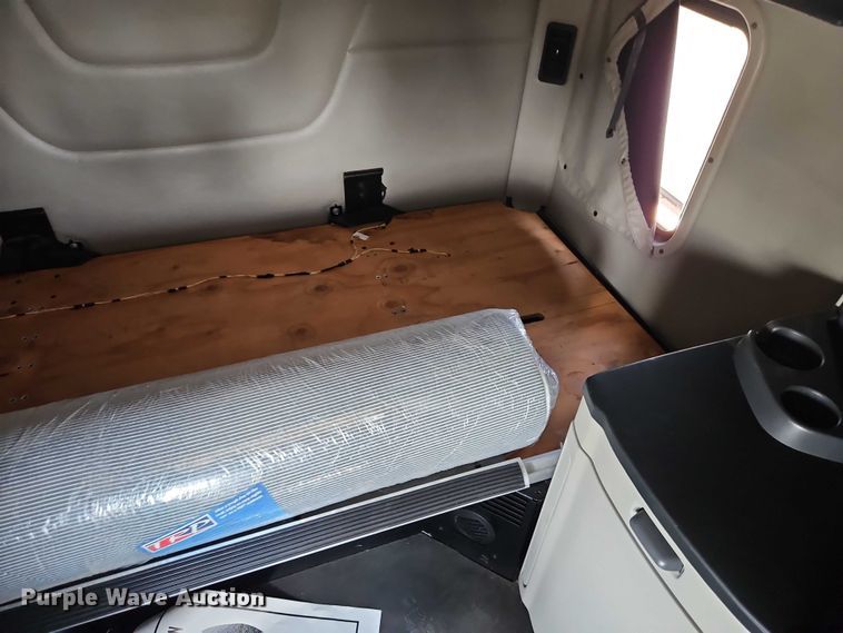 image for item EB8219 2019 Peterbilt 579 semi truck