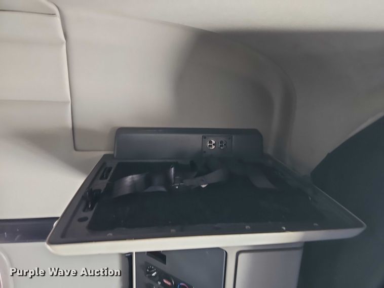 image for item EB8219 2019 Peterbilt 579 semi truck