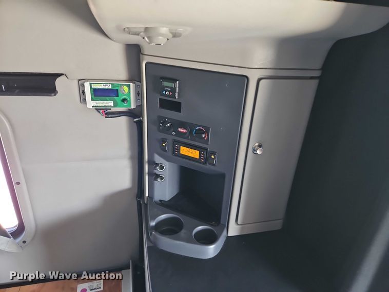 image for item EB8219 2019 Peterbilt 579 semi truck