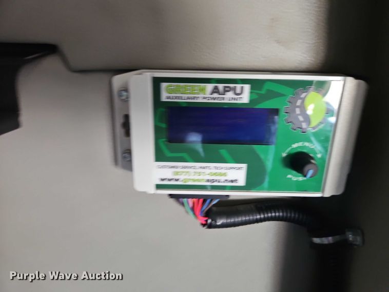 image for item EB8219 2019 Peterbilt 579 semi truck