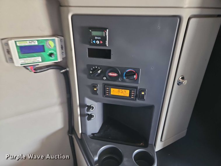 image for item EB8219 2019 Peterbilt 579 semi truck