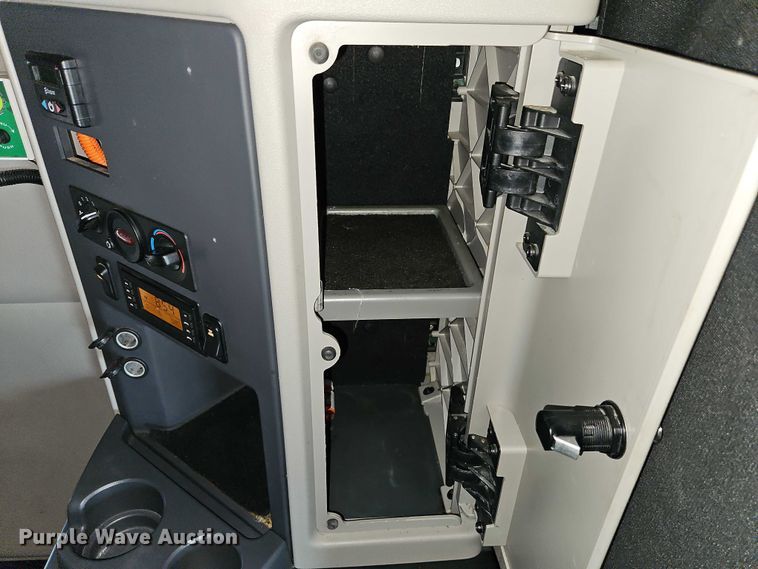 image for item EB8219 2019 Peterbilt 579 semi truck