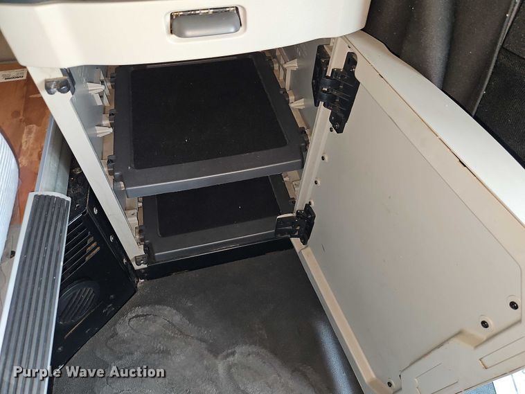 image for item EB8219 2019 Peterbilt 579 semi truck