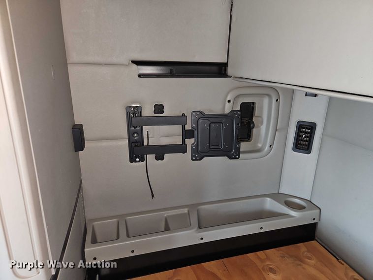 image for item EB8219 2019 Peterbilt 579 semi truck