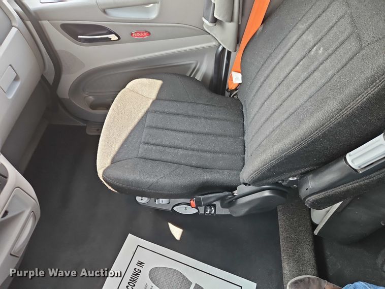 image for item EB8219 2019 Peterbilt 579 semi truck