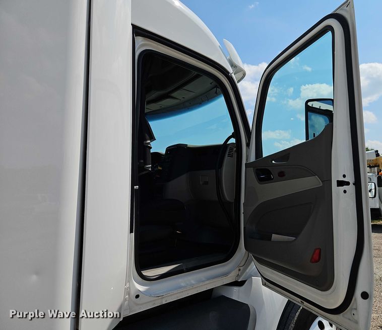 image for item EB8219 2019 Peterbilt 579 semi truck