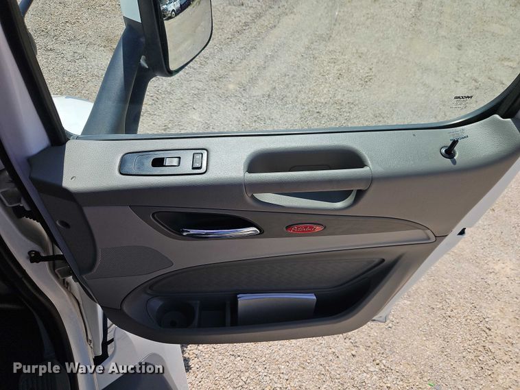 image for item EB8219 2019 Peterbilt 579 semi truck