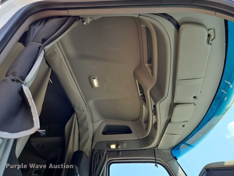 image for item EB8219 2019 Peterbilt 579 semi truck