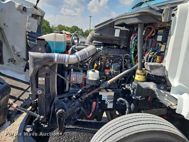 image for item EB8219 2019 Peterbilt 579 semi truck