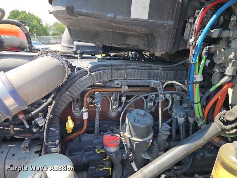 image for item EB8219 2019 Peterbilt 579 semi truck