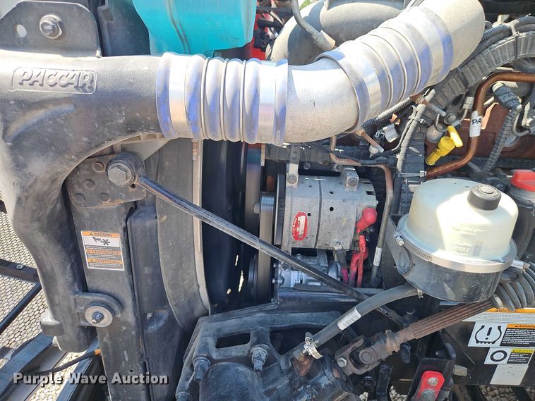 image for item EB8219 2019 Peterbilt 579 semi truck