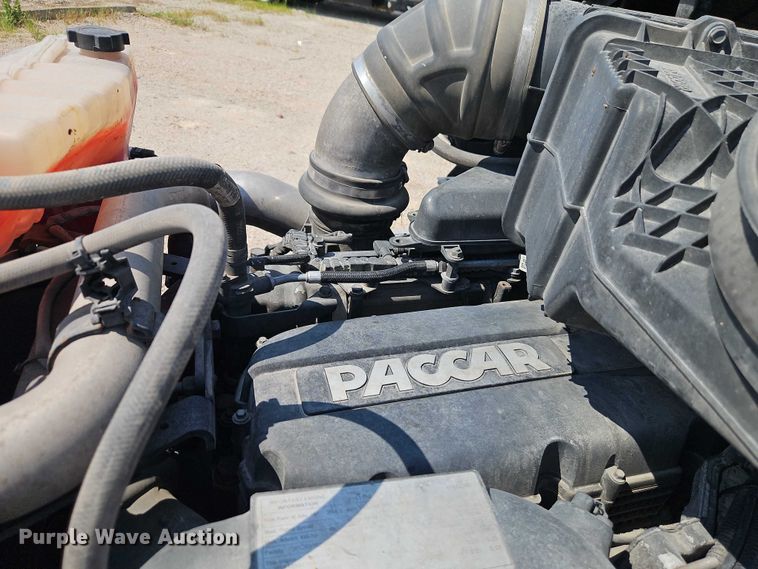 image for item EB8219 2019 Peterbilt 579 semi truck