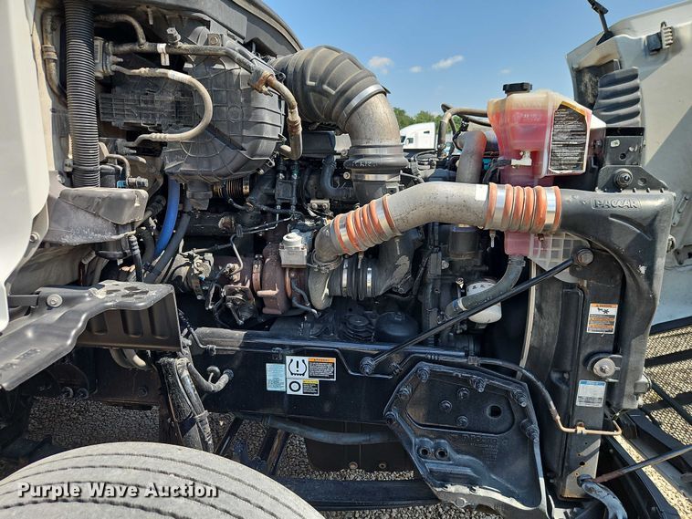 image for item EB8219 2019 Peterbilt 579 semi truck