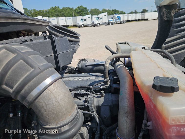 image for item EB8219 2019 Peterbilt 579 semi truck