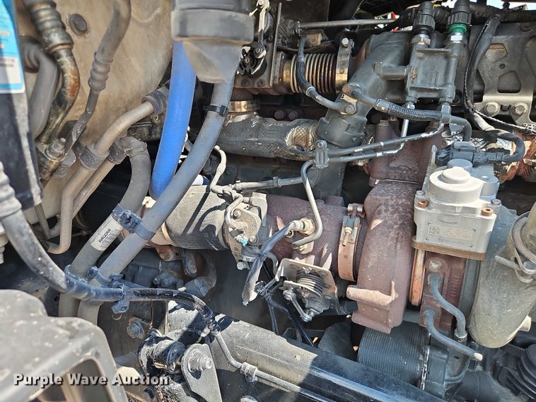 image for item EB8219 2019 Peterbilt 579 semi truck