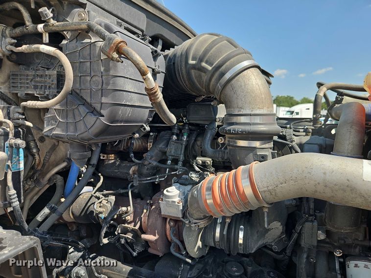 image for item EB8219 2019 Peterbilt 579 semi truck