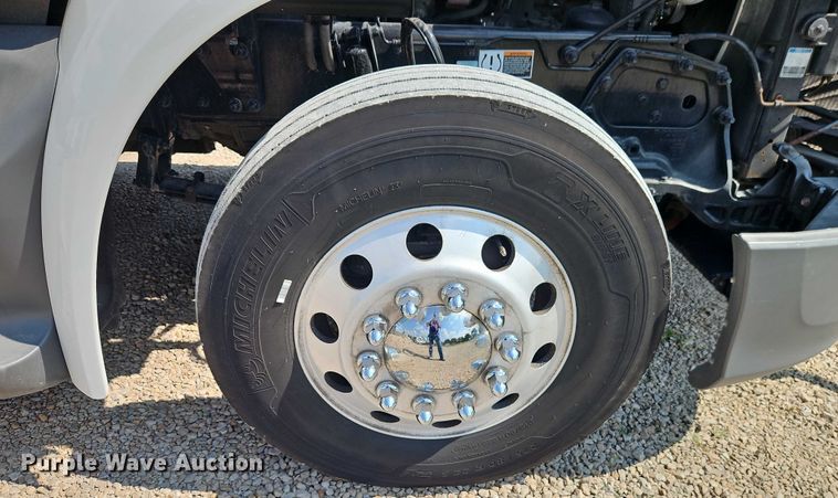 image for item EB8219 2019 Peterbilt 579 semi truck