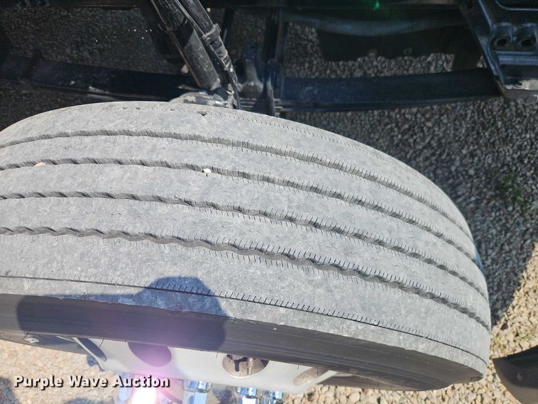 image for item EB8219 2019 Peterbilt 579 semi truck