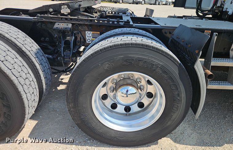 image for item EB8219 2019 Peterbilt 579 semi truck