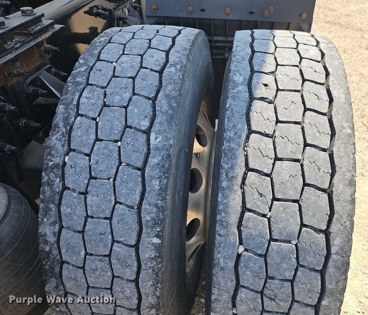 image for item EB8219 2019 Peterbilt 579 semi truck