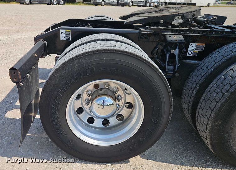 image for item EB8219 2019 Peterbilt 579 semi truck