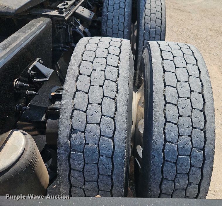 image for item EB8219 2019 Peterbilt 579 semi truck