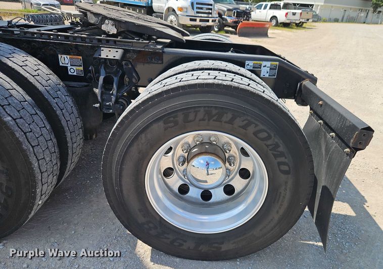 image for item EB8219 2019 Peterbilt 579 semi truck