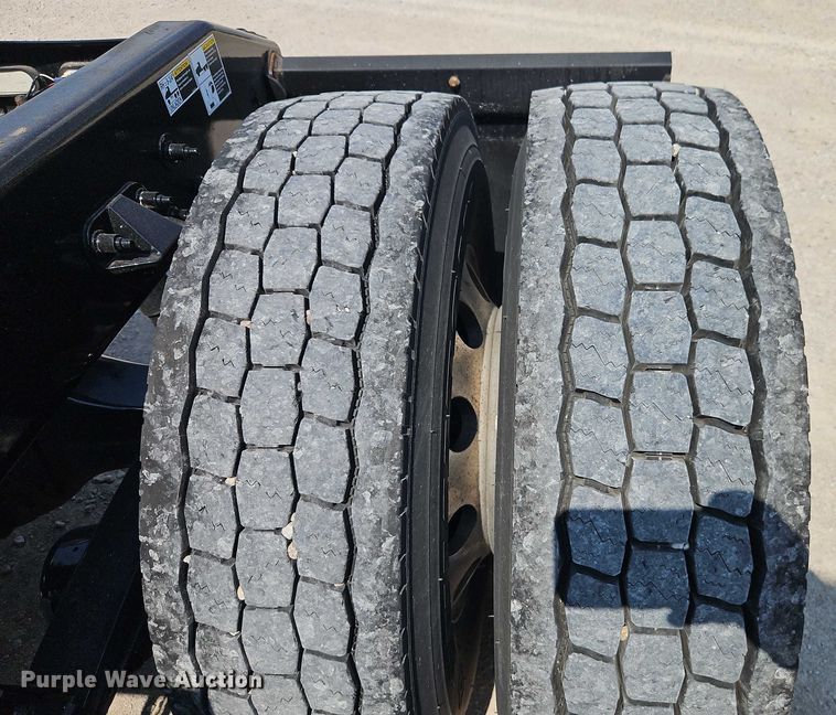 image for item EB8219 2019 Peterbilt 579 semi truck