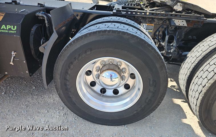 image for item EB8219 2019 Peterbilt 579 semi truck