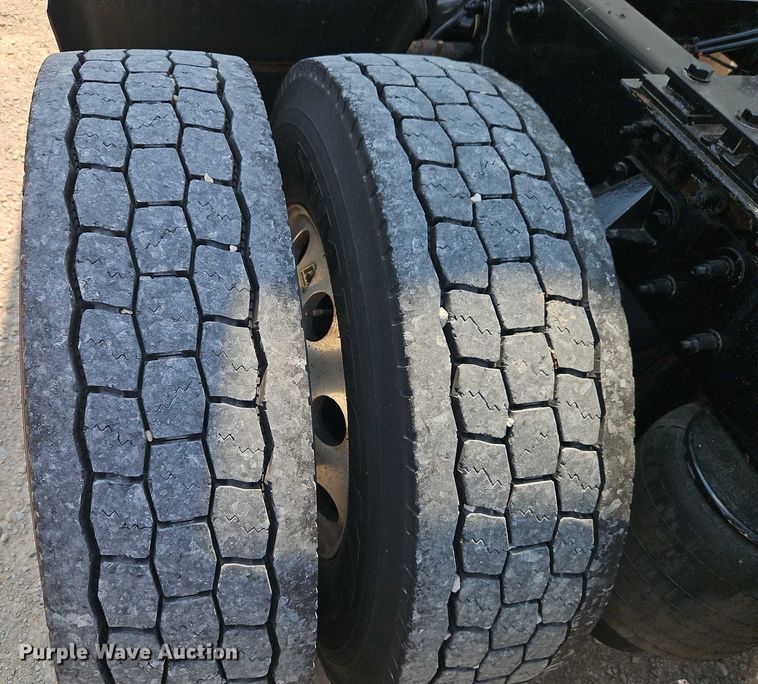 image for item EB8219 2019 Peterbilt 579 semi truck