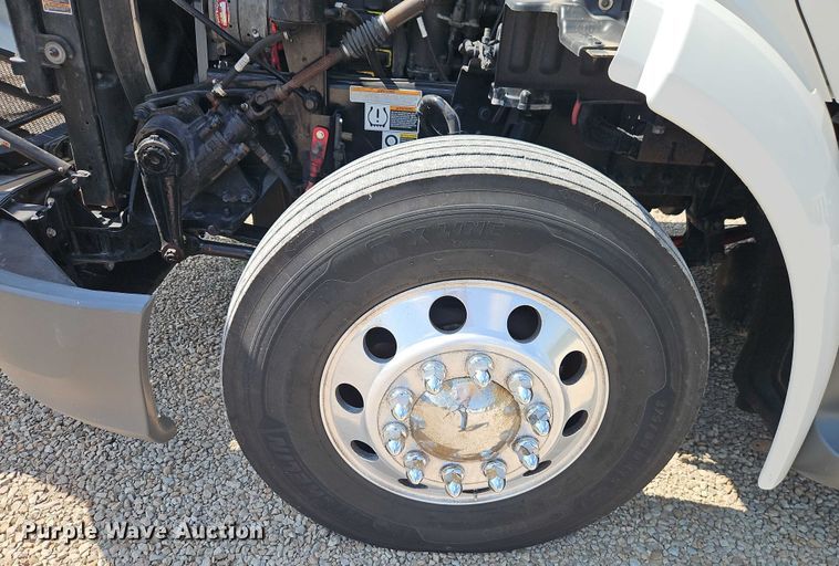 image for item EB8219 2019 Peterbilt 579 semi truck