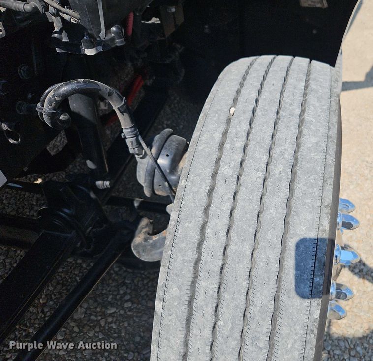 image for item EB8219 2019 Peterbilt 579 semi truck