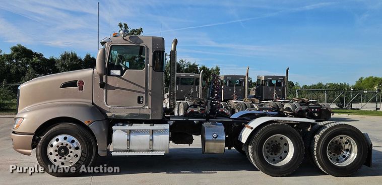 image for item EB8220 2013 Kenworth T660 semi truck