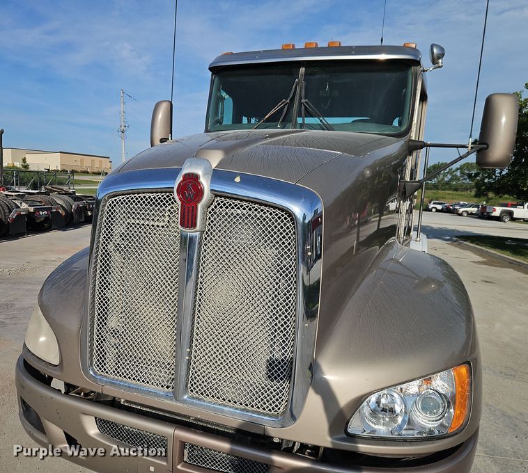 image for item EB8220 2013 Kenworth T660 semi truck