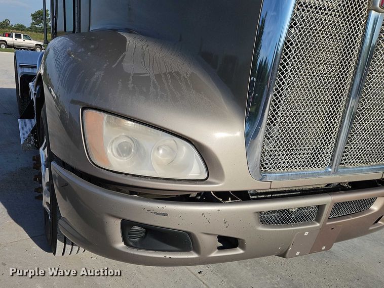 image for item EB8220 2013 Kenworth T660 semi truck