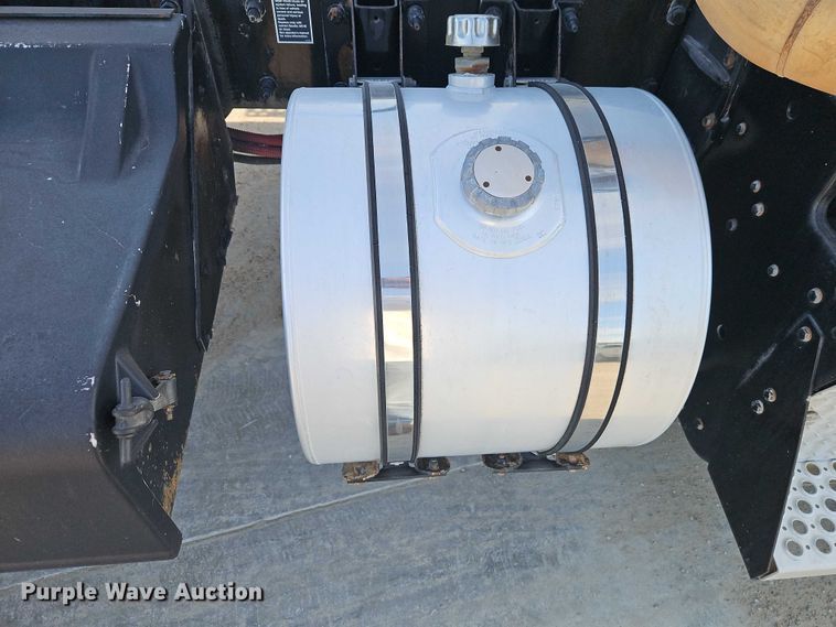 image for item EB8220 2013 Kenworth T660 semi truck