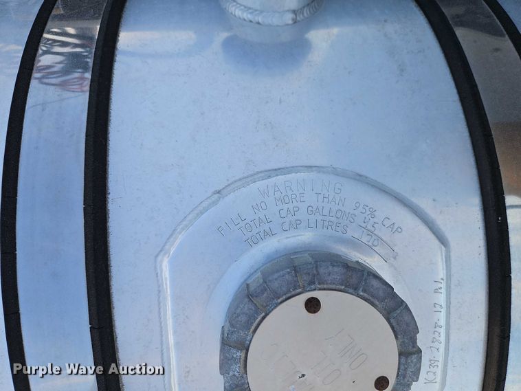 image for item EB8220 2013 Kenworth T660 semi truck