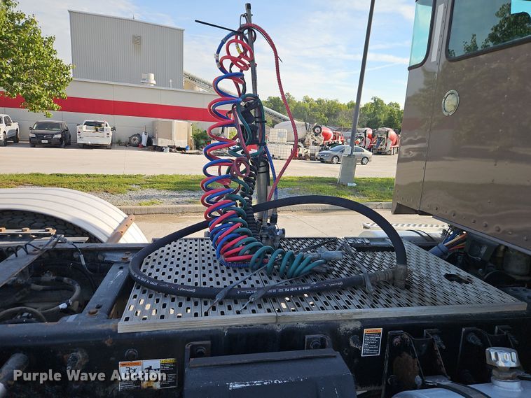 image for item EB8220 2013 Kenworth T660 semi truck