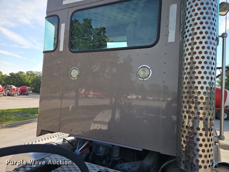 image for item EB8220 2013 Kenworth T660 semi truck