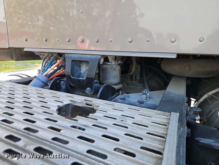 image for item EB8220 2013 Kenworth T660 semi truck