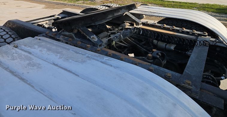 image for item EB8220 2013 Kenworth T660 semi truck