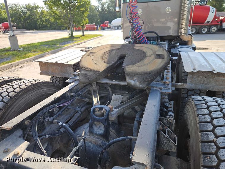 image for item EB8220 2013 Kenworth T660 semi truck