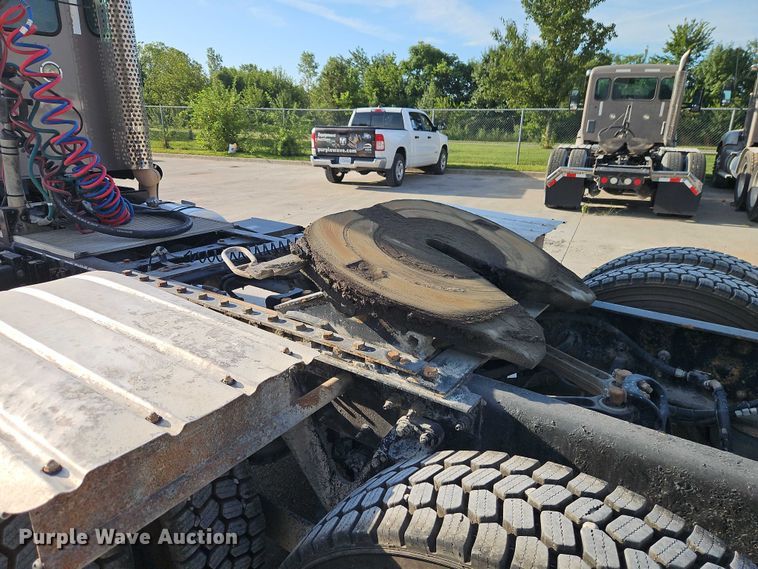 image for item EB8220 2013 Kenworth T660 semi truck